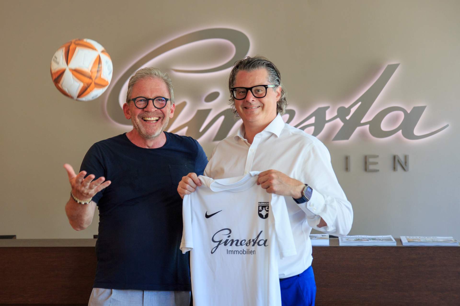 Claude Ginesta, CEO Ginesta Immobilien und Thomas Frei, FCK-Präsident, posieren für die Kamera